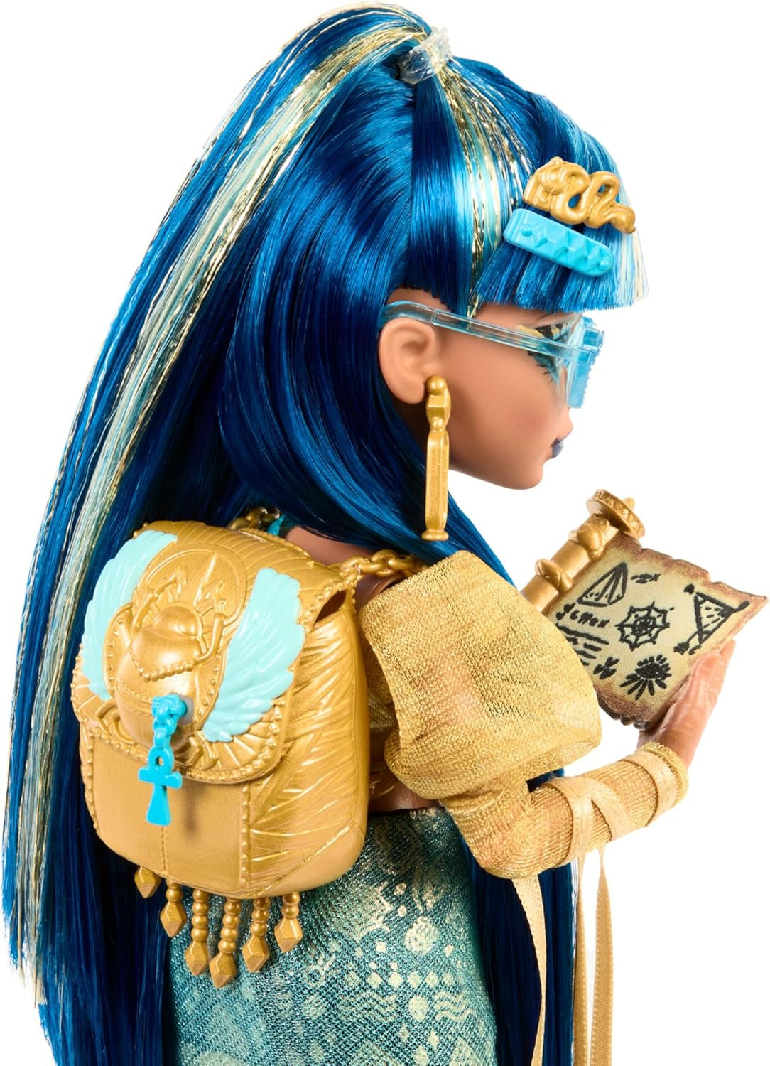 Muñeca Monster High Cleo De Nile con blusa dorada y falda a capas, incluye la cobra Hissette y accesorios como una mochila, un refrigerio y un rollo de papel higiénico, HXH74