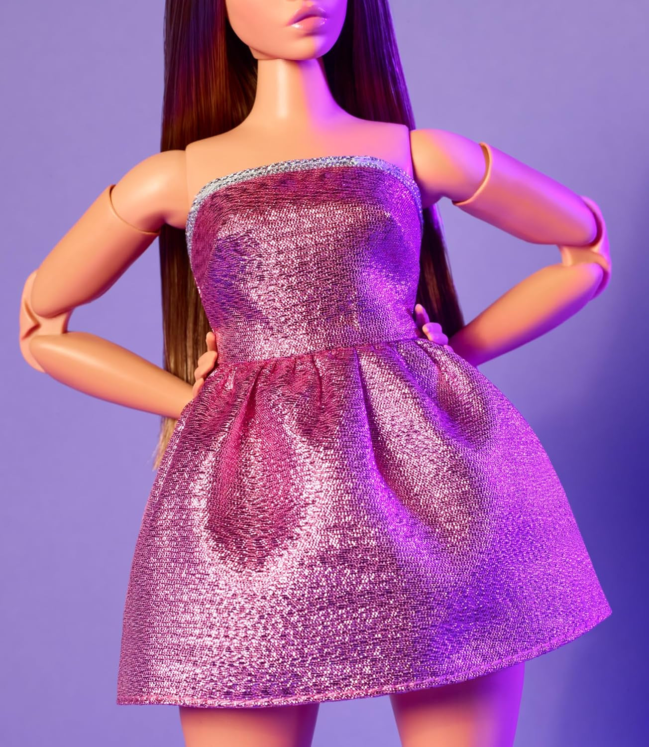 Muñeca Barbie Looks, figura coleccionable núm. 24 con cabello castaño y moda moderna Y2K, vestido brillante sin tirantes con tacones altos abiertos, muñecas HRM16 Naty Shop