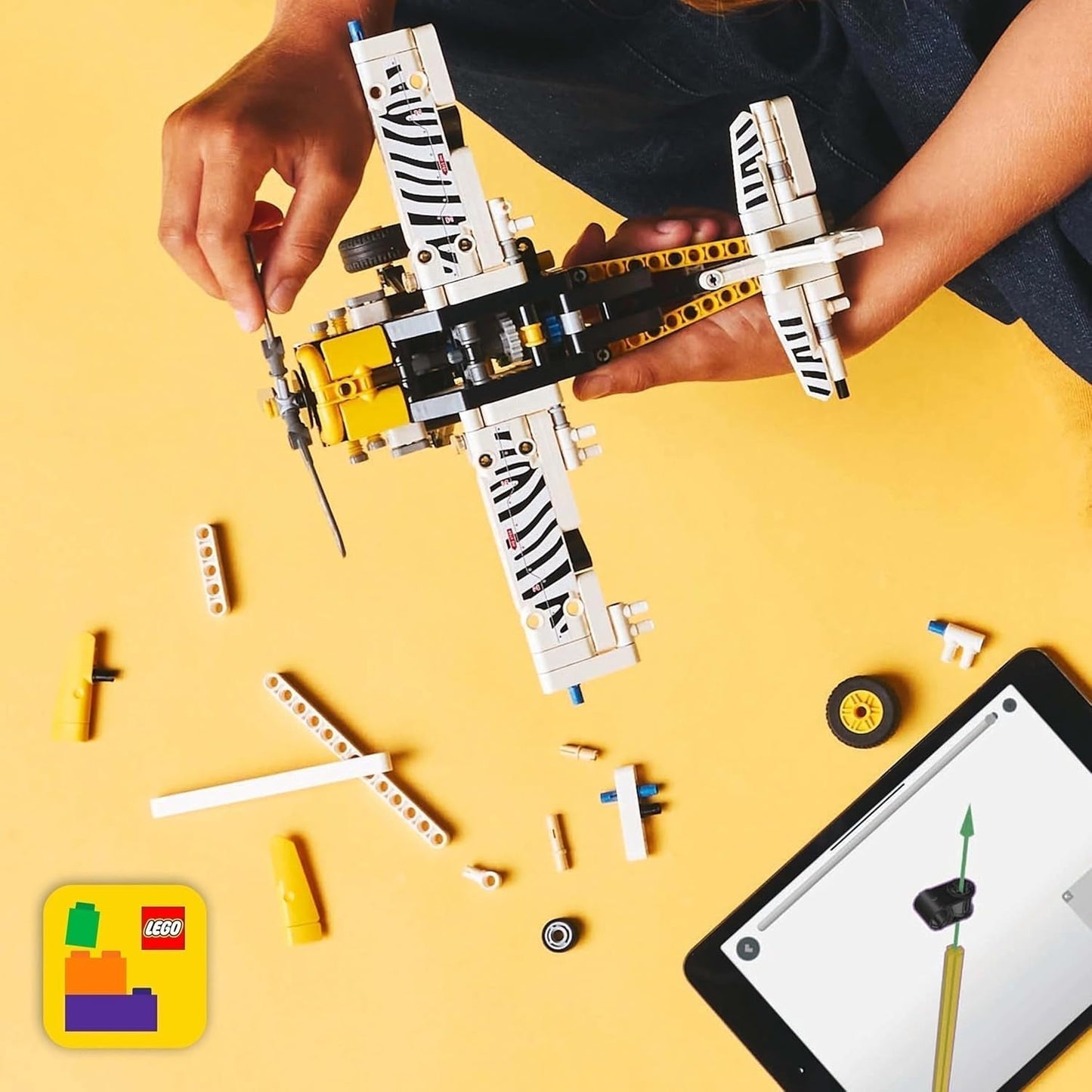 LEGO Technic Avión de hélice, juguete de construcción para niños, regalo para niños y niñas de 8 años, motor de pistón de 4 cilindros, avión de hélice giratoria, modelo 42198, juegos de construcción Besuche den LEGO-Store