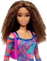 Muñeca Barbie Fashionistas núm. 206 - Cabello ondulado y pecas - Vestido moderno de mármol arcoíris, bolso al hombro y zapatos verdes - A partir de 3 años, HJT03