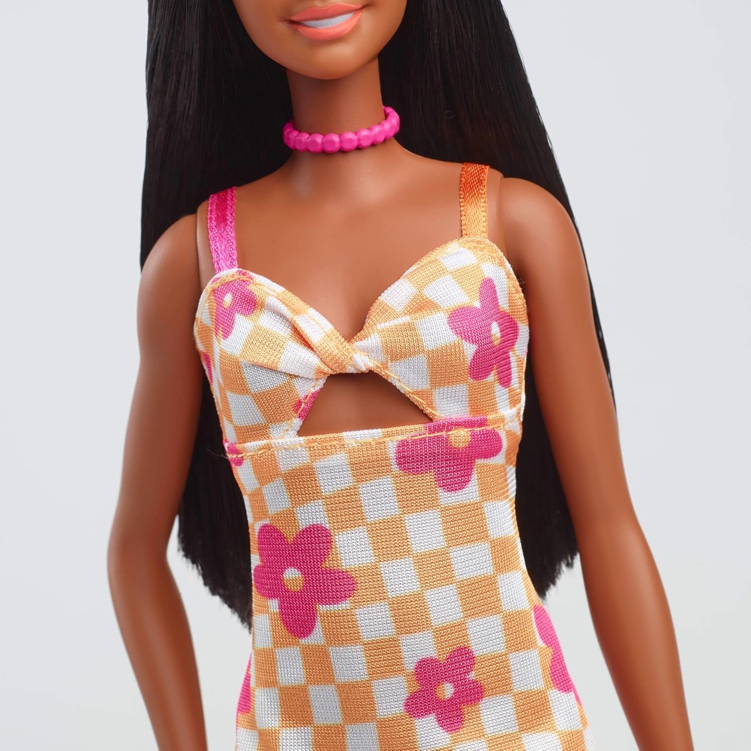 Muñeca Barbie Fashionistas núm. 233 con cabello negro, vestido midi de cuadros naranja con flores rosas, collar y sandalias, HYT91