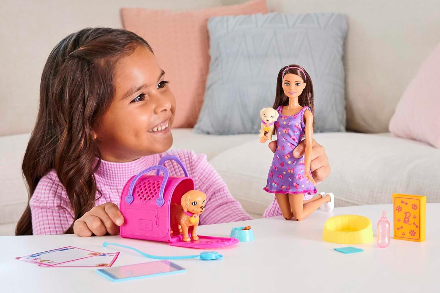 Adopción Barbie Puppy - Muñeca y 2 cachorros, con certificados de adopción, efecto de cambio de color, jaula y accesorios, para niños a partir de 3 años, HKD 86