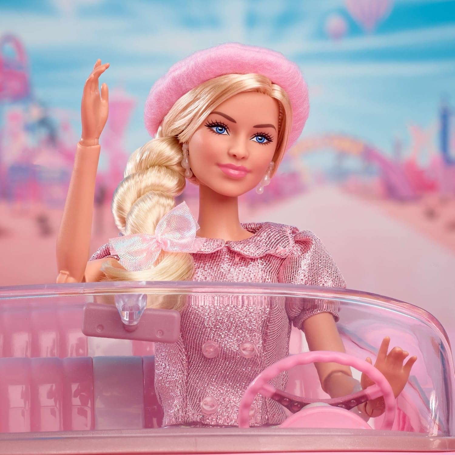 Barbie La película basada en la película Margot Robbie como figura coleccionable de Barbie con blusa rosa y falda de tul con peinado estilizado y joyas a juego JBJ53