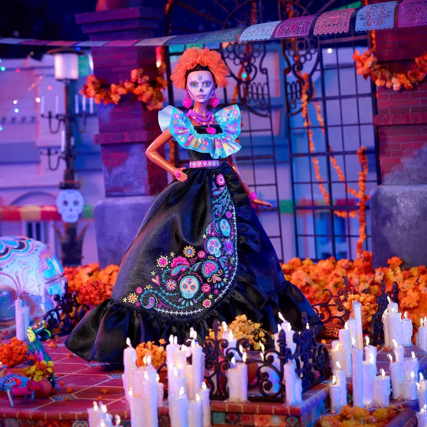 Muñeca Barbie Signature, figura coleccionable del Día de Muertos 2024 con vestido negro y top con volantes azul, estampado bordado y accesorios coloridos, HRM72
