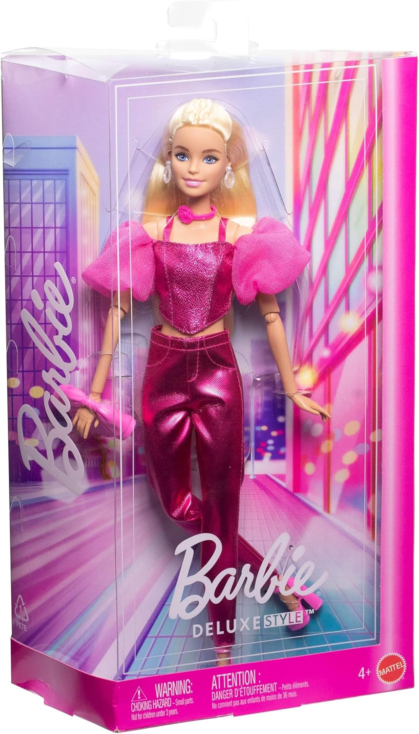 Muñeca Barbie Deluxe Style #5 con un traje rubio rosa metálico con un corpiño brillante y pantalones brillantes, con accesorios que incluyen un collar rosa y un bolso, JFP40