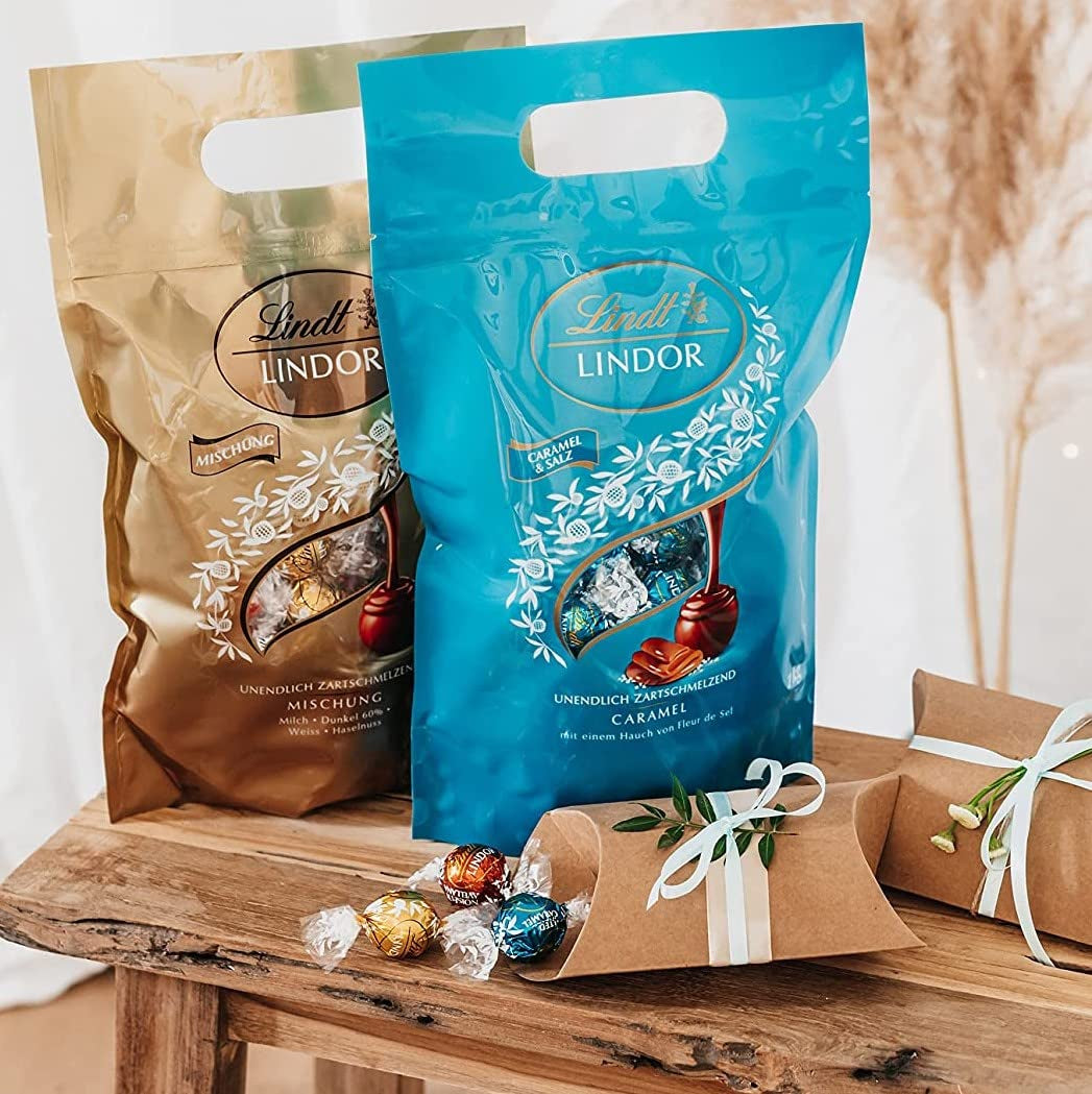 Bolas de chocolate LINDOR | Bolsa resellable de 1 kg | aprox. 80 bolitas de chocolate con leche con relleno de menta | Paquete a granel y bolas de chocolate y caramelo salado LINDOR