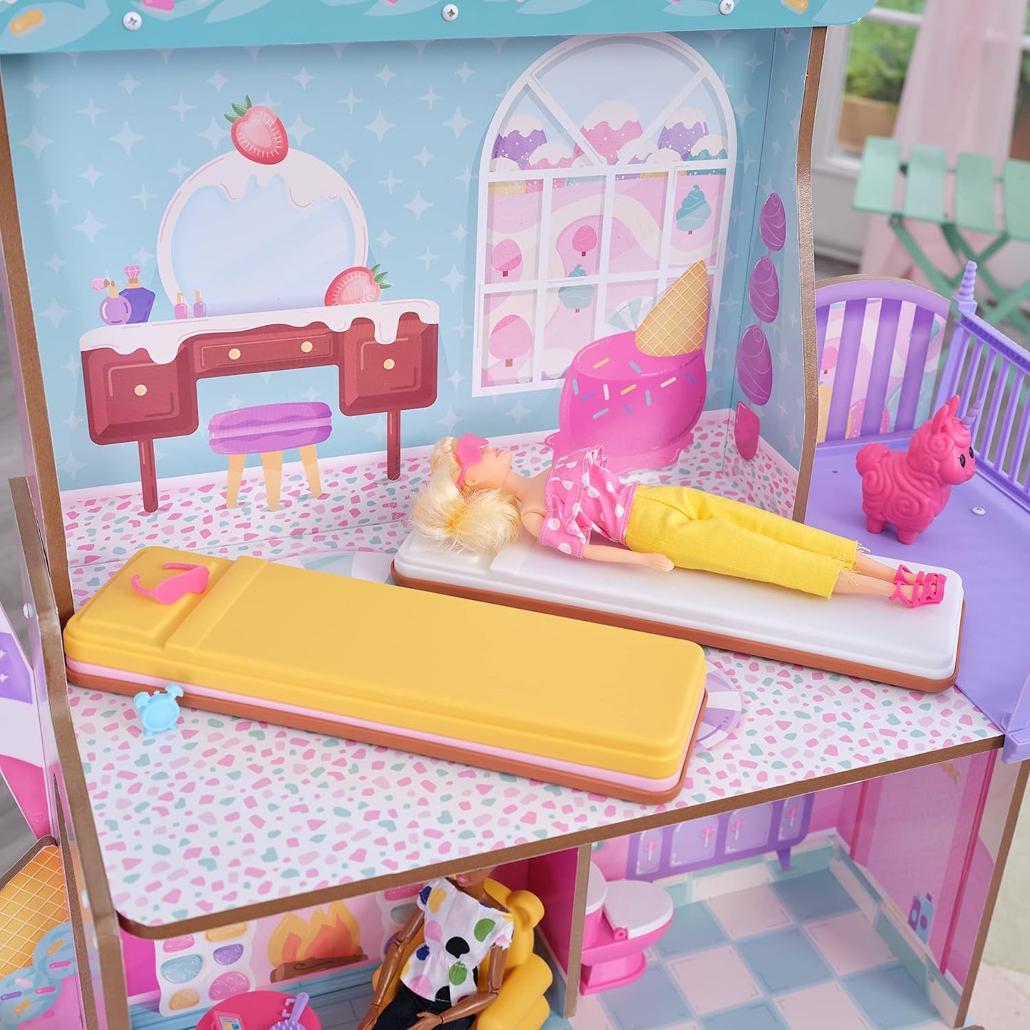 KidKraft Casa de Muñecas de Madera Castillo de Dulces con Muebles y Accesorios, Casa con Figura de Llama Unicornio, Elevador de Conos de Helado y Silla de Osito de Goma para Muñecas, Juguete para Edades de 3 años en adelante, 20242