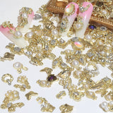 50 Stück Gold Nail Charms, estilos mixtos Glitzersteine ​​​​Nägel Perle Legierung Nagel Steine ​​​​Blume Schmetterling Strasssteine ​​​​Nägel Herz Stern Nagel Charms DIY Nail Art Zubehör Frauen Nägel Deko