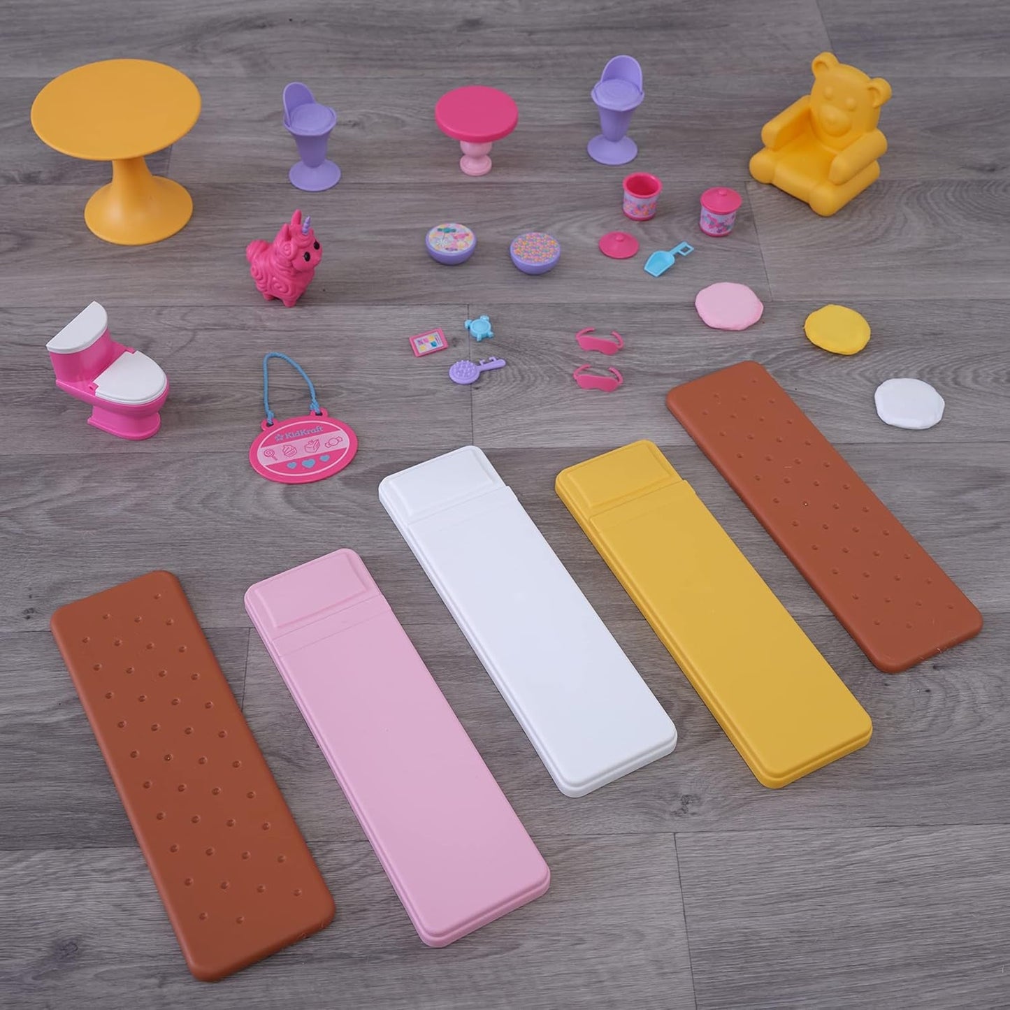 KidKraft Casa de Muñecas de Madera Castillo de Dulces con Muebles y Accesorios, Casa con Figura de Llama Unicornio, Elevador de Conos de Helado y Silla de Osito de Goma para Muñecas, Juguete para Edades de 3 años en adelante, 20242