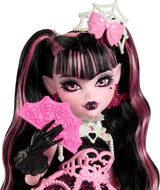 La aterradora y dulce muñeca de cumpleaños Monster High Draculaura con un vestido de fiesta rosa con accesorios temáticos como invitación, globo, regalo, abanicos y más, JBG74