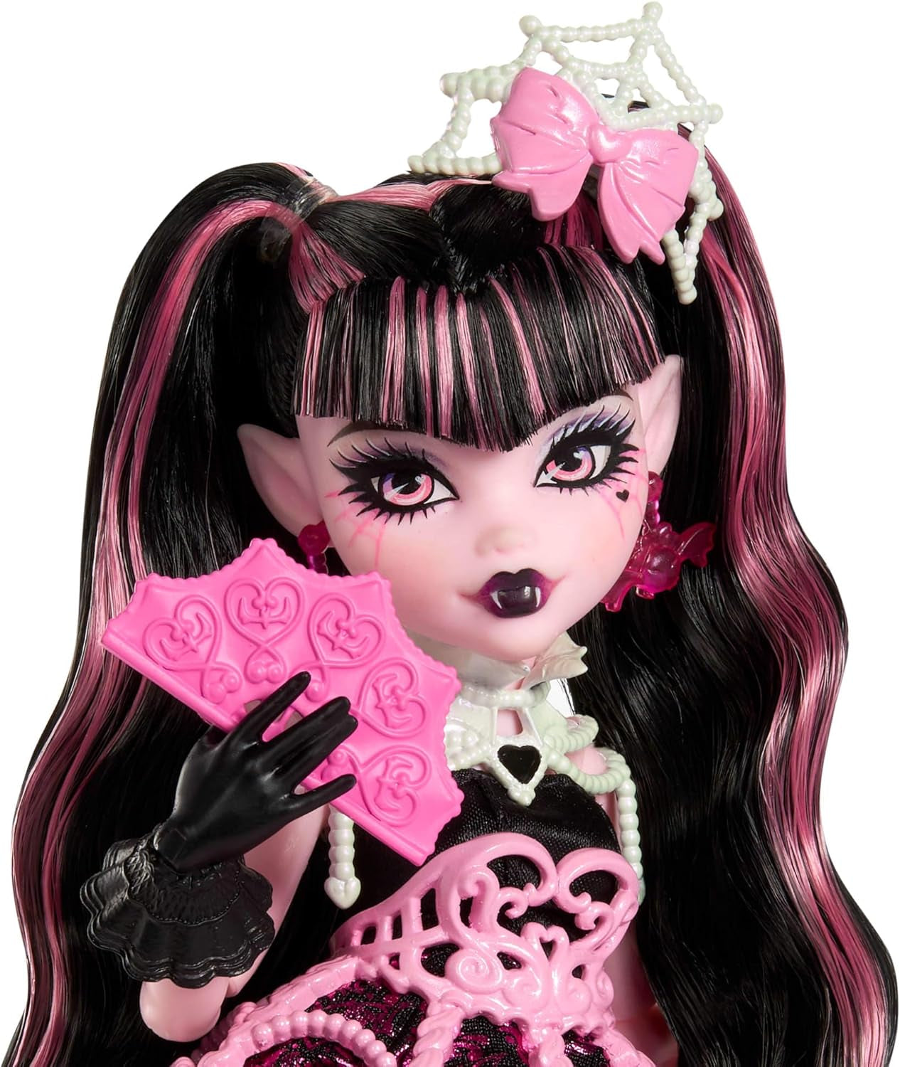La aterradora y dulce muñeca de cumpleaños Monster High Draculaura con un vestido de fiesta rosa con accesorios temáticos como invitación, globo, regalo, abanicos y más, JBG74