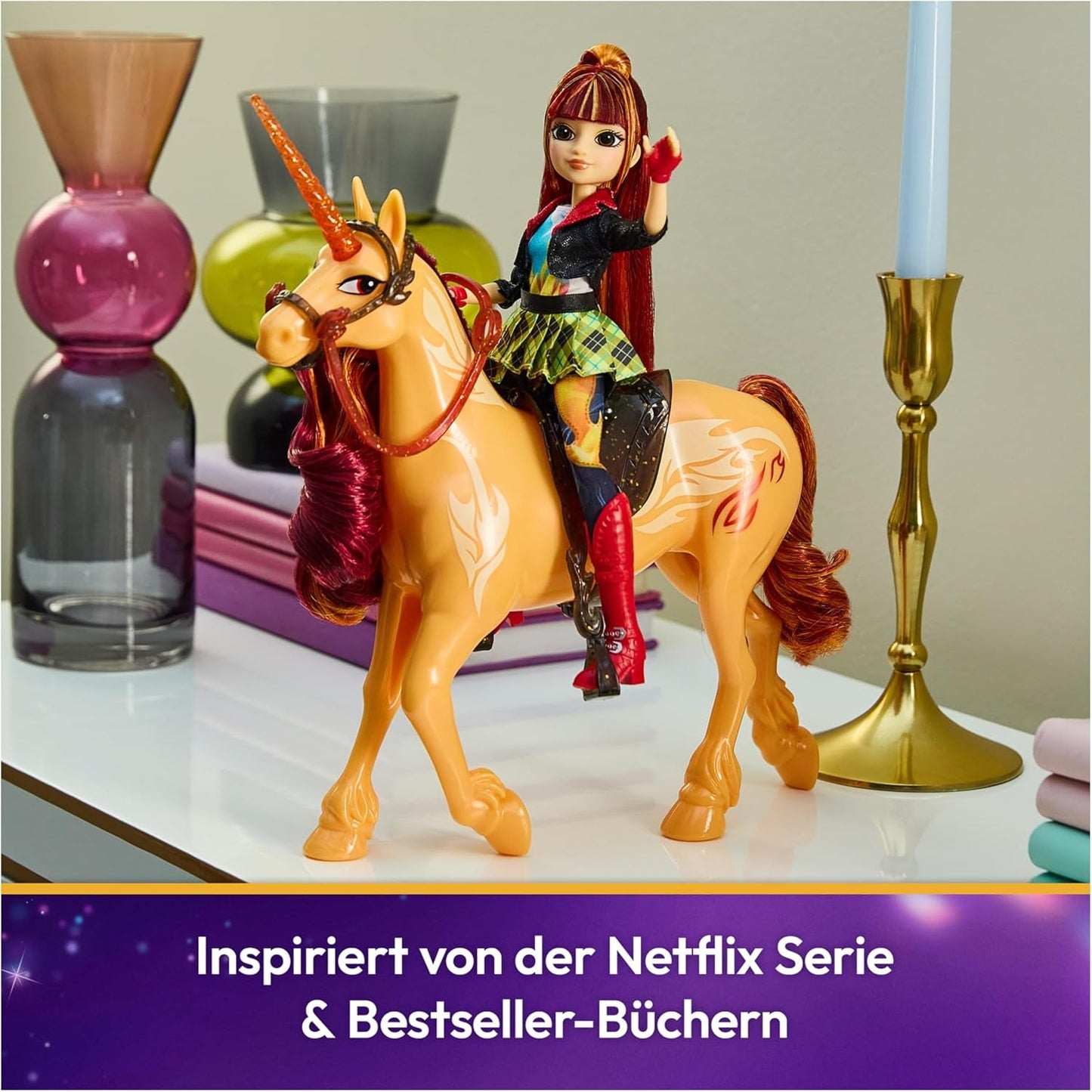 Unicorn Academy Cinder the Unicorn - Unicornio Valentina original de 28 cm de altura de la serie de Netflix, con melena y cola reales, brida, silla y cepillo extraíbles, para niños a partir de 4 años