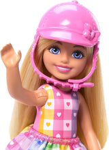 Muñeca Barbie Chelsea y Ponis - Abróchate el cinturón para jugar y andar con seguridad, silla y escalones rosados, incluye casco y lindo vestido a cuadros, a partir de 3 años, HTK29