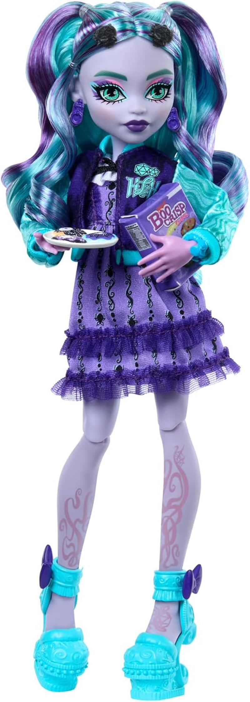 Monster High Fearbook Twyla - Juego de accesorios temáticos para muñeca y club de cine, chaqueta universitaria, álbum de graduación, juego de mesa y galletas, HXW31