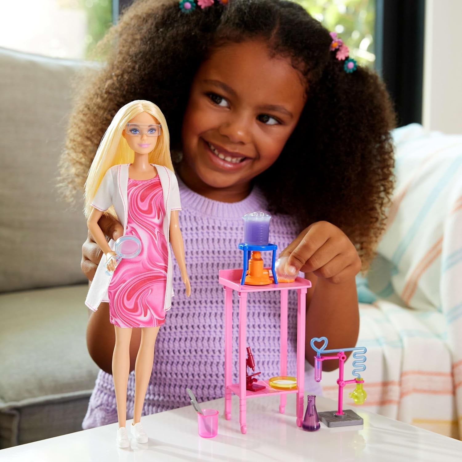 Muñeca científica Barbie y accesorios con moderna muñeca rubia, mesa de laboratorio, microscopio, vaso que cambia de color y placa de Petri, JCR70
