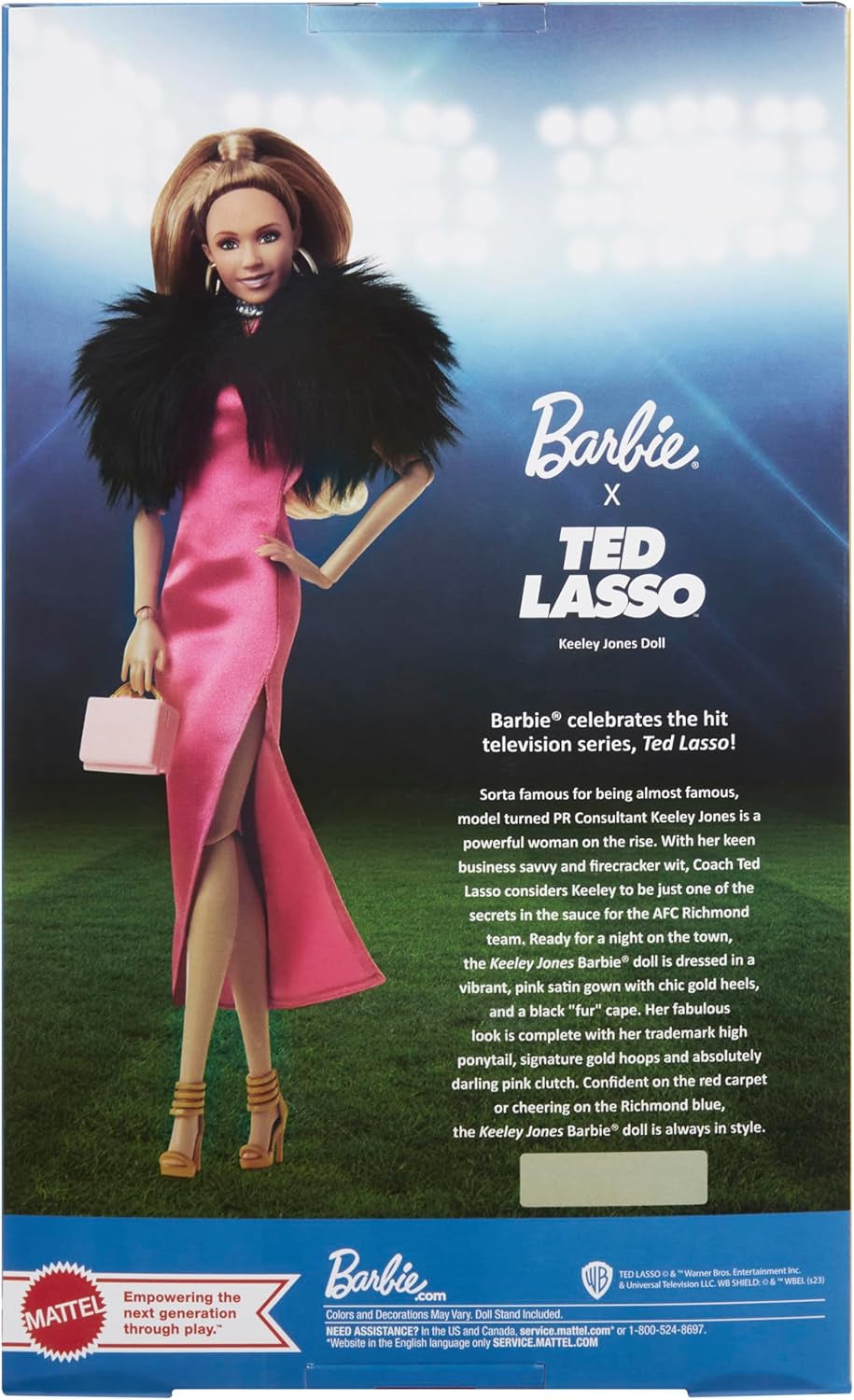 BARBIE Keeley Jones - Muñeca coleccionable inspirada en Ted Lasso, vestido midi de seda rosa intenso, tacones altos dorados, capa negra, aretes de aro dorados, bolso rosa, para mayores de 3 años, HJW92