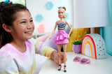 Muñeca Barbie Fashionistas núm. 213 Muñeca Rubia con Top de Rayas, Falda Rosa y Gafas de Sol, Cumpleaños 65, Muñeca de Moda Coleccionable HRH11 Naty Shop Dolls