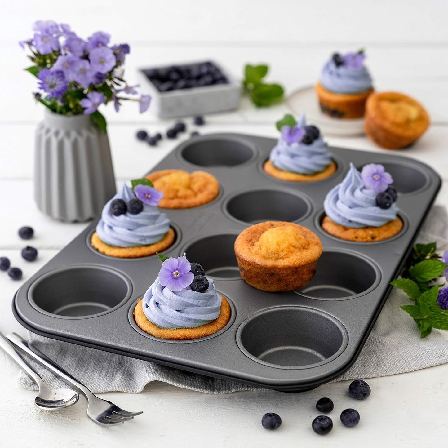 Zenker 12Er Muffinform Energy, Premium-Backform, Für Köstliche Kuchen, Verkürzt Die Backzeit Um Bis Zu 20% (Farbe: Silber/Anthrazit), Menge: 1 Stück, Hellgrau Und Dunkelgrau Moldes y bandejas para repostería Naty Shop