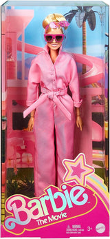 BARBIE LA PELÍCULA Margot Robbie - Puppe mit Kaugummi-Rosa jumpsuit, Messy Updo, Sonnenbrille, Kopftuch, Wedge-Sneakers, Sammlerverpackung, für Kinder ab 3 Jahren, HRF29