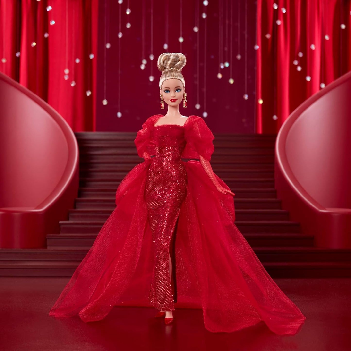 Barbie Signature Doll Figura coleccionable Mattel del 80 aniversario con vestido de tul rojo brillante con aretes de lágrima y guantes delicados Cabello rubio JBJ17