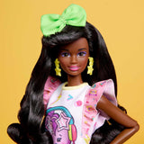 Barbie Rewind - Figura coleccionable nostálgica estilo años 80 con hermoso cabello y atuendo, incluye TV, palomitas de maíz y teléfono, para fanáticos y coleccionistas, HJX19