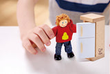 Hape Doll Family Juego de casa de muñecas galardonado, accesorios únicos de madera para casa de muñecas, juego imaginativo, 6 miembros de la familia de muñecas, a partir de 3 años