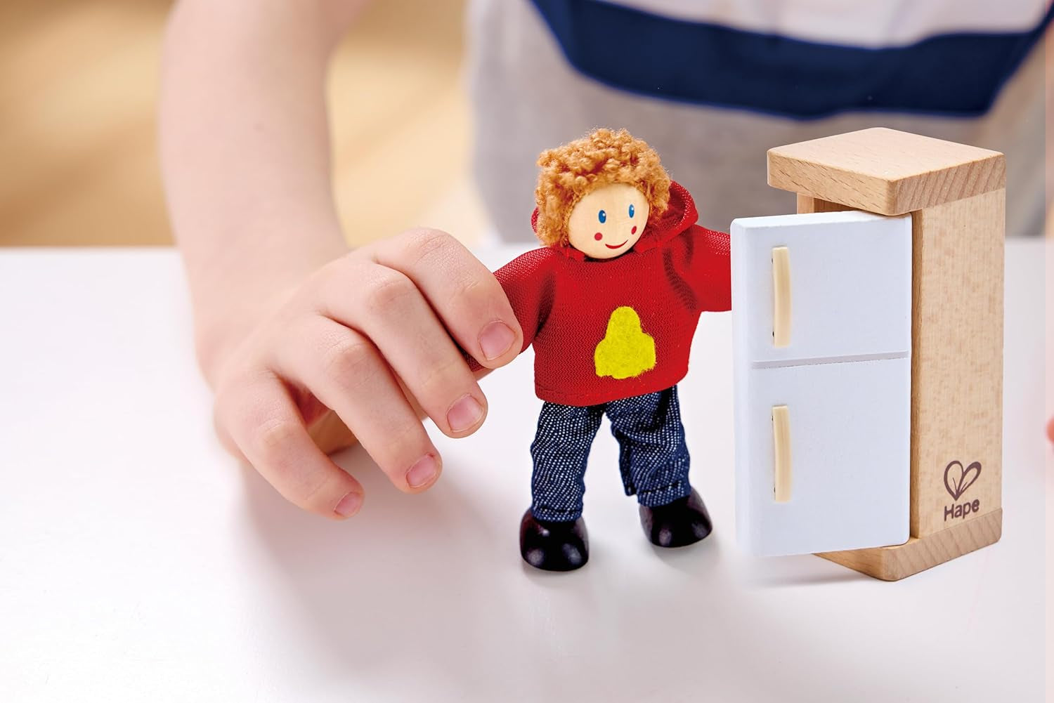 Hape Doll Family Juego de casa de muñecas galardonado, accesorios únicos de madera para casa de muñecas, juego imaginativo, 6 miembros de la familia de muñecas, a partir de 3 años