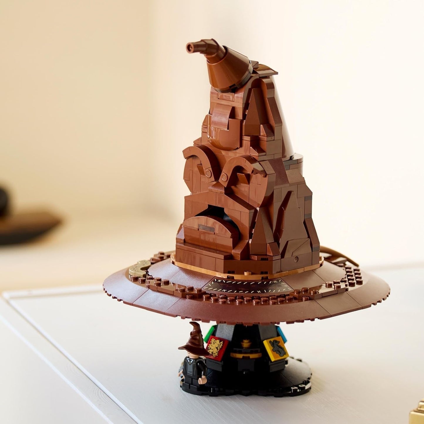 LEGO Harry Potter Sombrero parlante Modelo Hogwarts Película para adultos Regalo para mujeres Hombres Mamá Papá Con 31 combinaciones aleatorias de sonidos Te clasifica en tu casa de Hogwarts 76429 Juegos de construcción Besuche den LEGO-Store