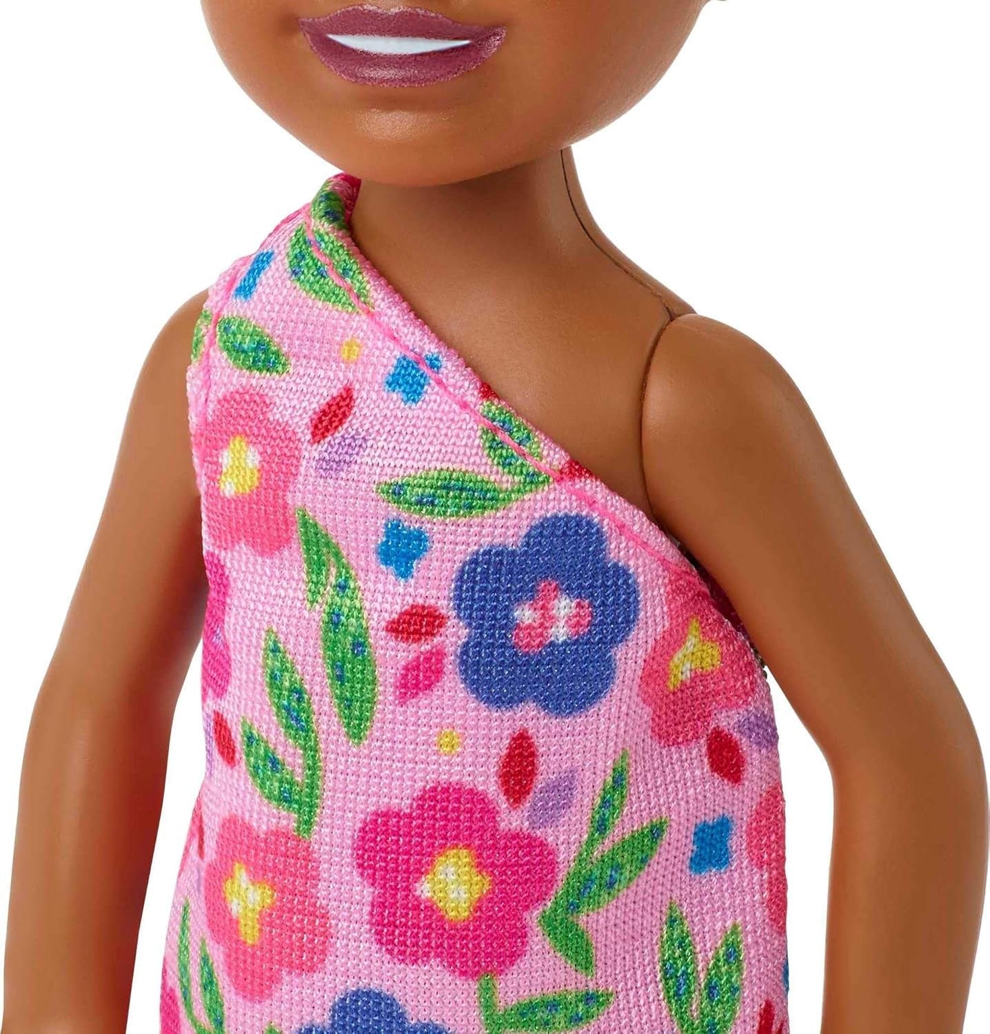 Barbie Chelsea Club – HGT07 – Muñeca articulada de 15 cm con flor rosa y raza mixta