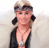 Muñeca Ken coleccionable Barbie la Película con abrigo de piel sintética y chaleco con flecos negros y pañuelo, HRF31 Naty Shop Dolls
