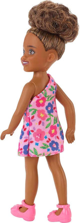 Barbie Chelsea Club – HGT07 – Muñeca articulada de 15 cm con flor rosa y raza mixta