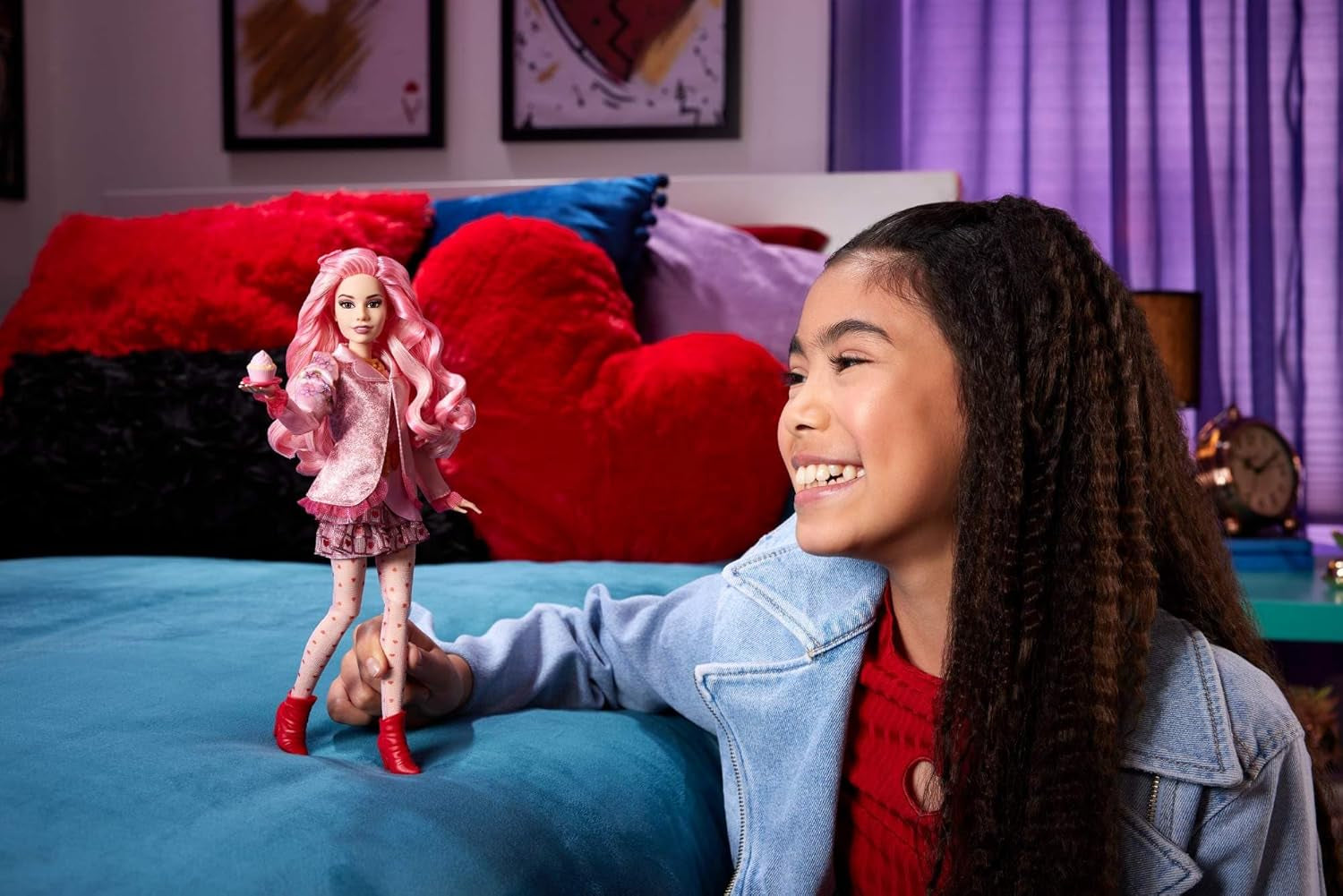 Mattel Disney Descendientes: El ascenso de Red Modepuppe und Accessoires – Bridget, die junge Herzkönigin, mit vom Film inspirierter Kleidung und Cupcake, HWT91