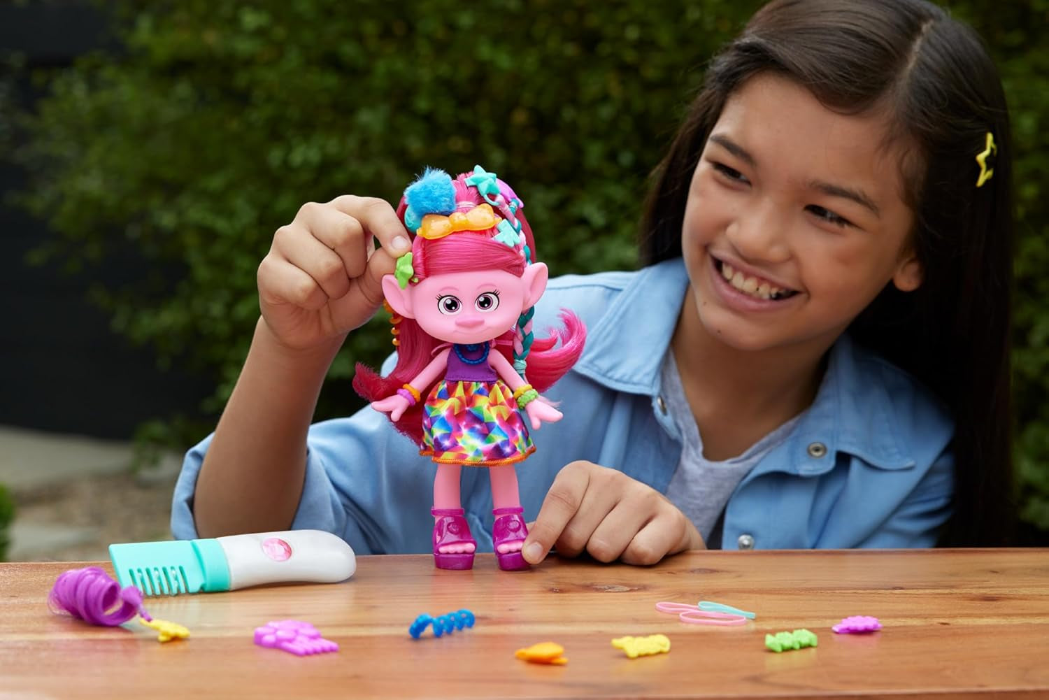Mattel DREAMWORKS TROLLS Together Strong - Muñeca Fashion Hair-Tastic Queen Poppy - Más de 15 accesorios, Peine con purpurina, Gel con purpurina lavable, Para mayores de 3 años, HNF25 Naty Shop Dolls