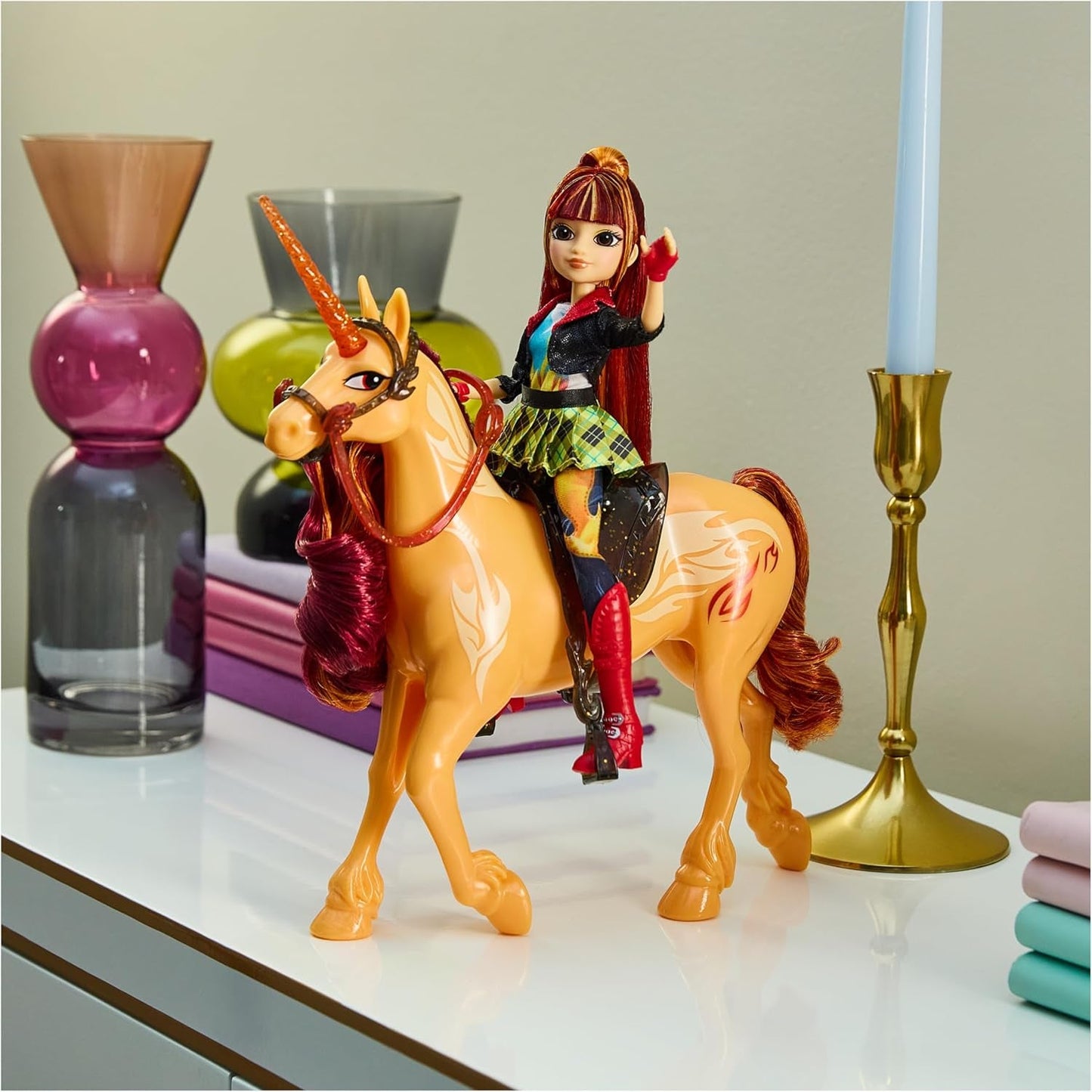 Unicorn Academy Cinder the Unicorn - Unicornio Valentina original de 28 cm de altura de la serie de Netflix, con melena y cola reales, brida, silla y cepillo extraíbles, para niños a partir de 4 años