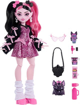 Muñeca Monster High Draculaura con vestido rosa con lazos y cárdigan negro con el Fabuloso Murciélago y 7 accesorios que incluyen ramen, lápiz labial y bolso, JHK29