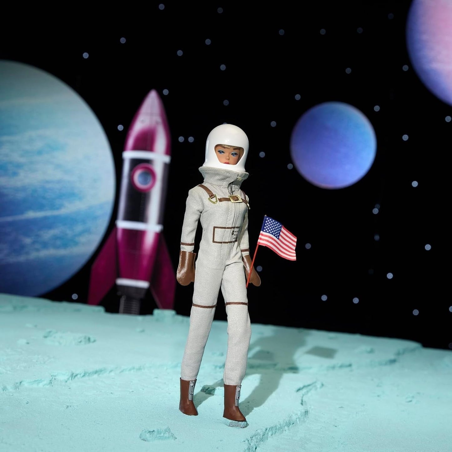 Mattel Barbie Miss Astronauta Muñeca Coleccionable con Traje Plateado, Botas Espaciales y Accesorio para Casco, Reproducción Vintage del Original de 1965, JBJ48 Naty Shop Dolls