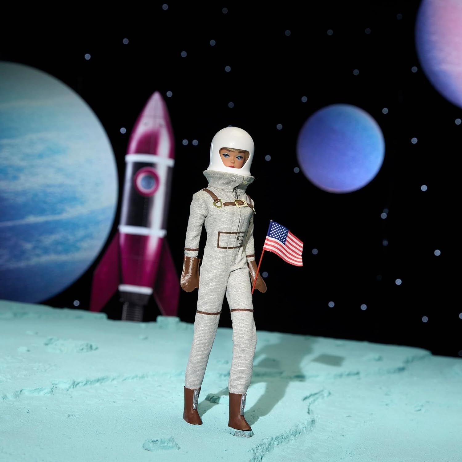 Mattel Barbie Miss Astronauta Muñeca Coleccionable con Traje Plateado, Botas Espaciales y Accesorio para Casco, Reproducción Vintage del Original de 1965, JBJ48 Naty Shop Dolls