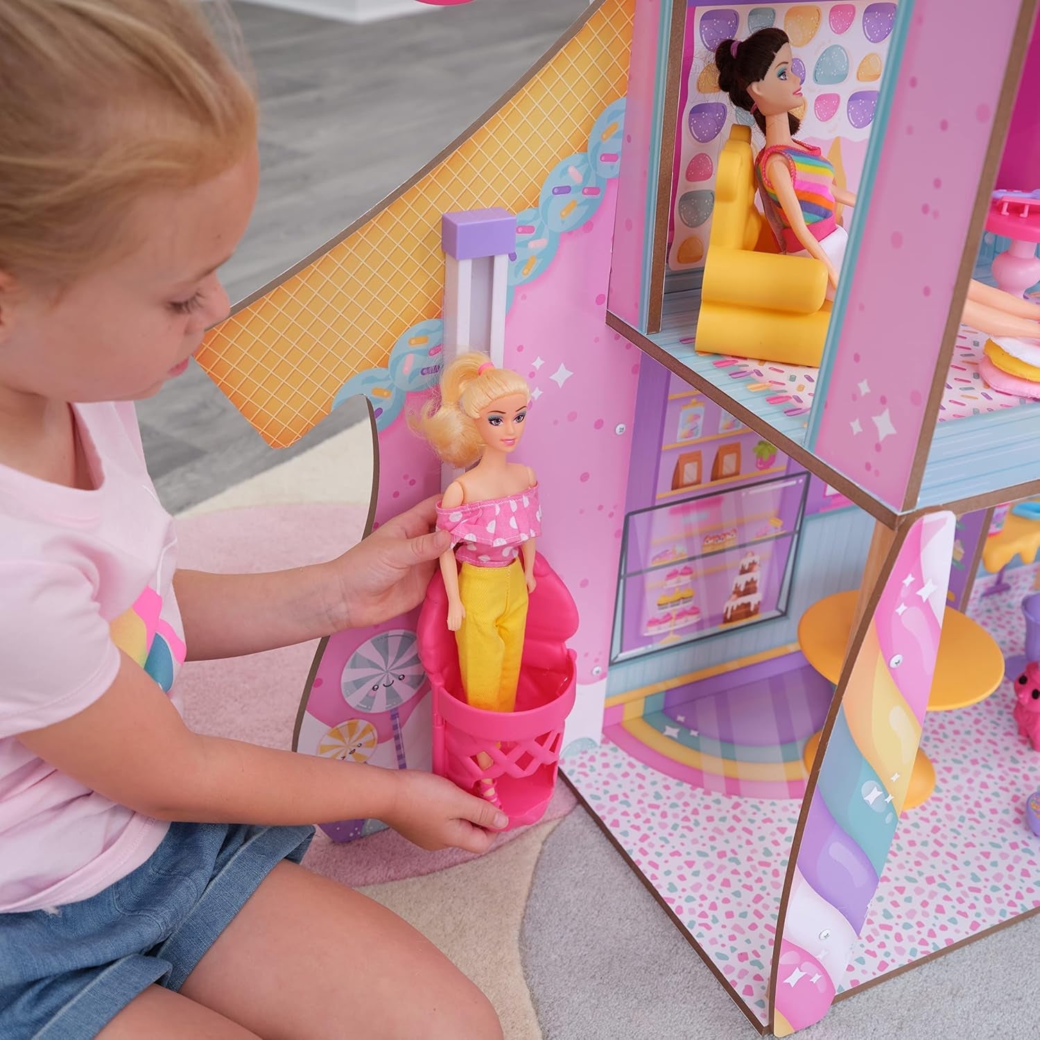 KidKraft Casa de Muñecas de Madera Castillo de Dulces con Muebles y Accesorios, Casa con Figura de Llama Unicornio, Elevador de Conos de Helado y Silla de Osito de Goma para Muñecas, Juguete para Edades de 3 años en adelante, 20242