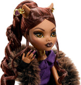 Monster High Doll House of Wolves Figura coleccionable de Clawdeen Wolf con abrigo de jacquard de piel sintética, chaqueta morada, vestido, pantalones dorados y accesorios JDR66
