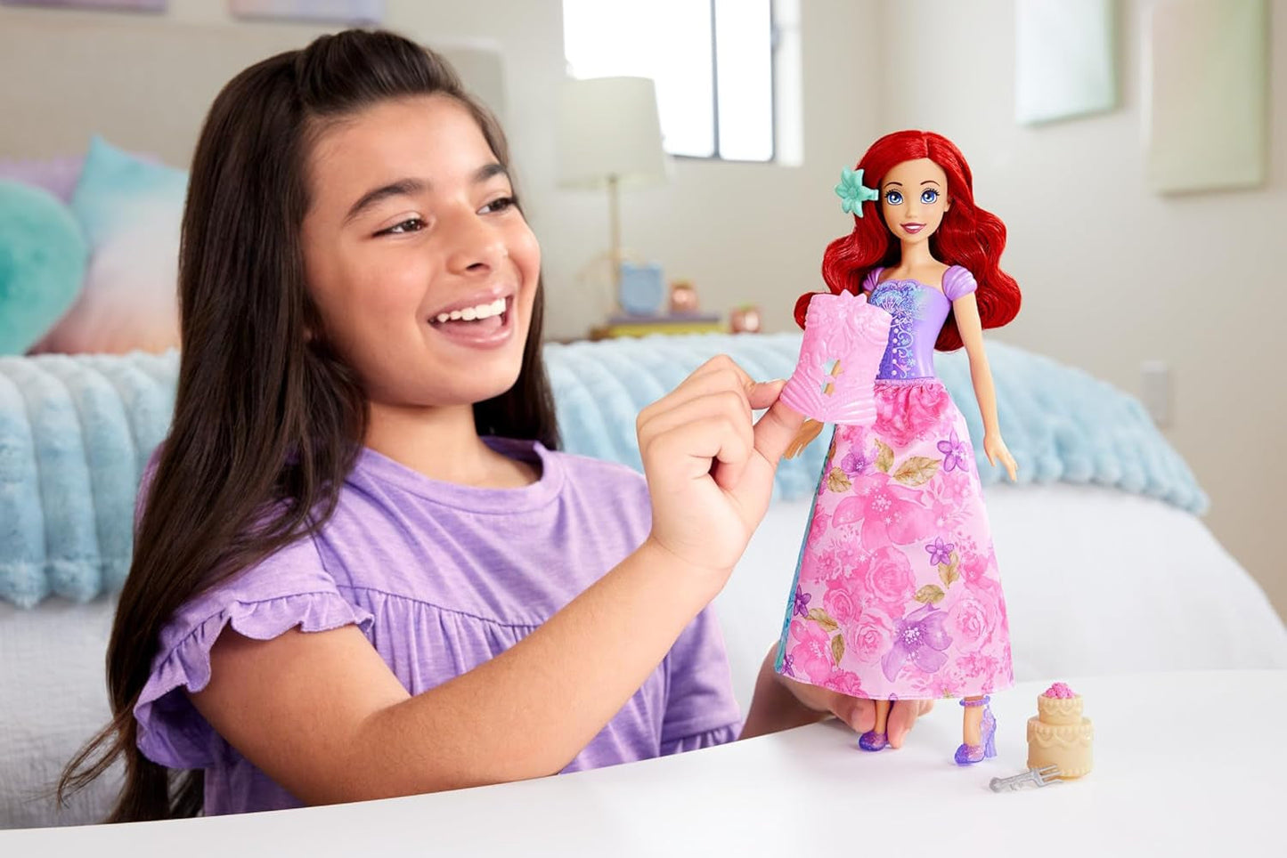 Mattel Disney Princess Ariel Spin & Reveal Fashion Doll Set con 11 sorpresas, incluidos 5 accesorios, 5 pegatinas y una escena de juego inspirada en la película HTV88