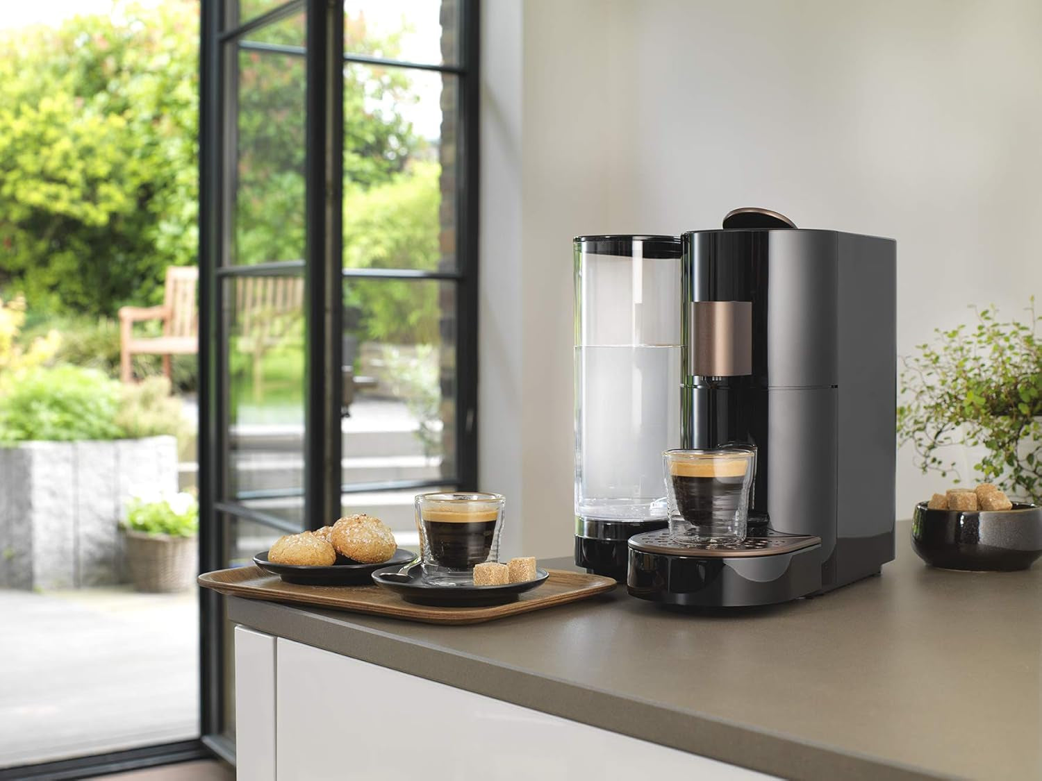 Cafetera espresso de cápsulas K-FEE TWINS II para café, té y cacao | Máquina de café espresso para tazas grandes | Calentamiento rápido | Depósito de agua de 2,3 litros | 19 barras | Negro-cobre