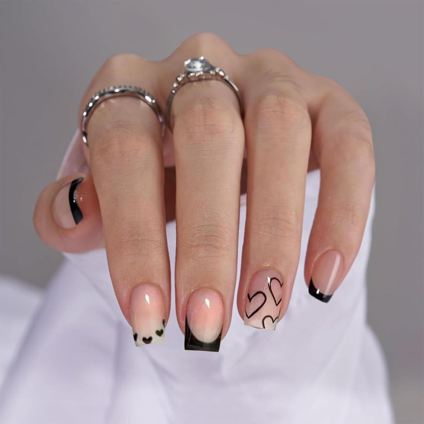 24 Uds. Uñas postizas con punta francesa cuadrada corta, diseño de corazón blanco, uñas acrílicas negras, cubierta completa