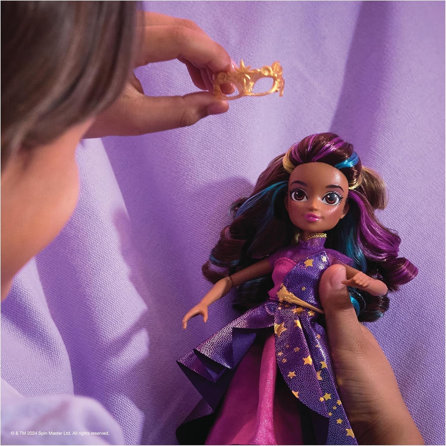 Baile de máscaras de lujo de Unicorn Academy - Muñeca Sophia Original de la popular serie de Netflix, 24 cm de altura, con 2 conjuntos y accesorios, para edades de 4 años en adelante