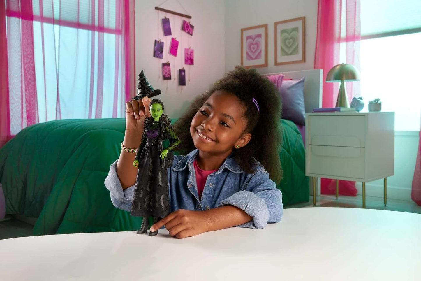Mattel Muñeca de moda Wicked Elphaba y accesorios con piel verde, cabello trenzado negro, varias poses posibles y apariencia de vestido de fiesta extensible, HXT62, [Multicolor] Naty Shop Dolls
