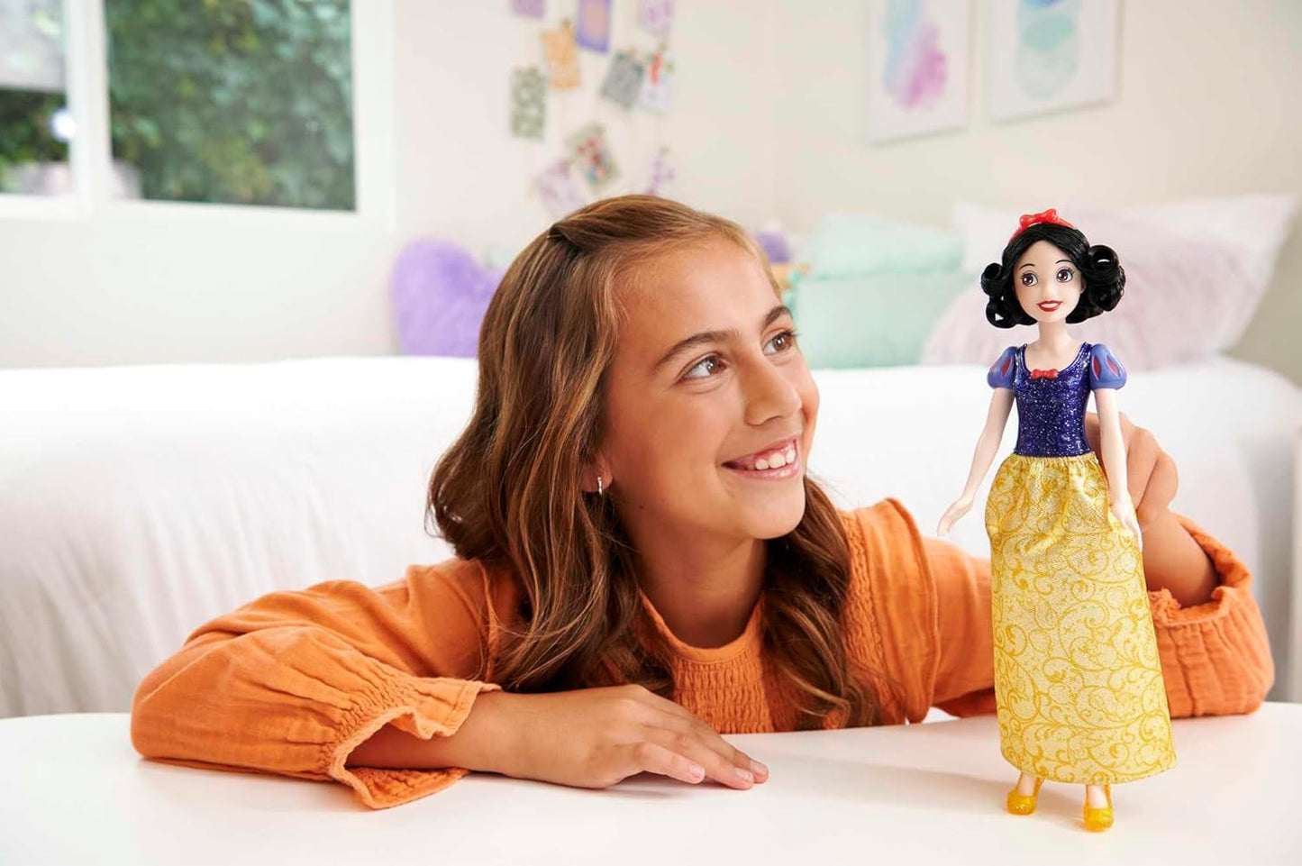 Mattel Princesa Disney Juguete Blancanieves Muñeca móvil con ropa y accesorios brillantes Regalo inspirado en la película de Disney para niños HLW08 Naty Shop Dolls