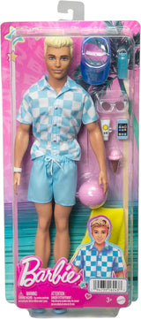 Barbie Ken - Muñeca rubia con camisa azul y delantal de baño, accesorios de playa y pelota de playa para juegos creativos, a partir de 3 años, HPL74