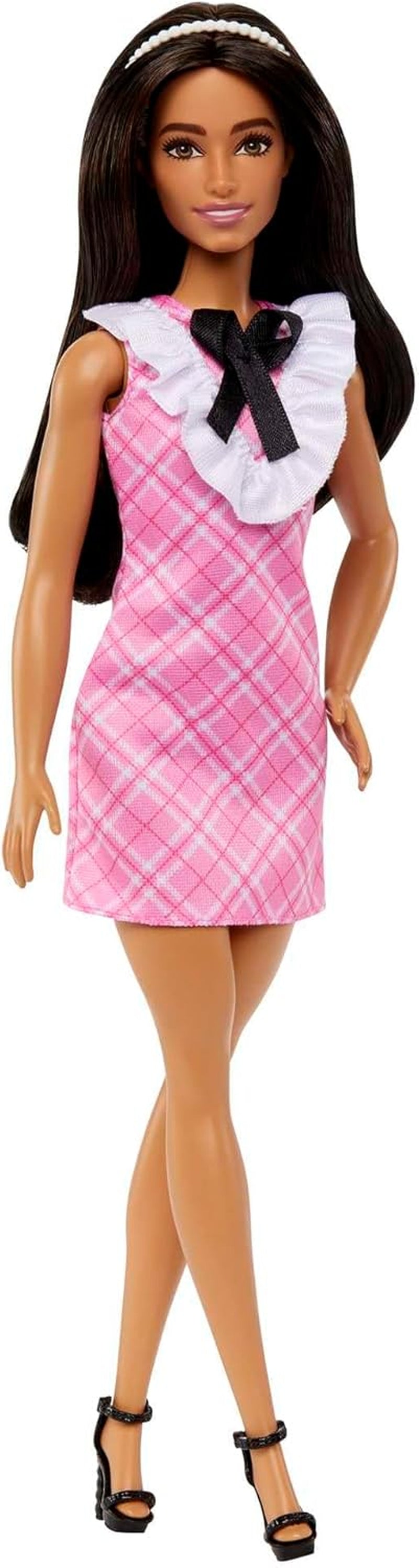 Muñeca Barbie Fashionistas con cabello negro y diadema de perlas, vestido rosa a cuadros con lazo negro y cuello con volantes, para edades de 3 años en adelante HJT06