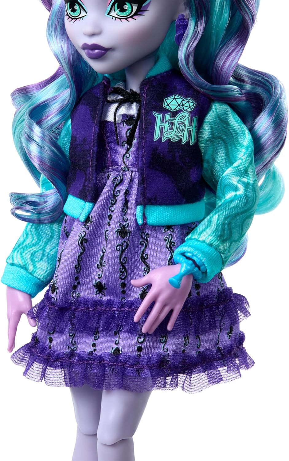 Monster High Fearbook Twyla - Juego de accesorios temáticos para muñeca y club de cine, chaqueta universitaria, álbum de graduación, juego de mesa y galletas, HXW31