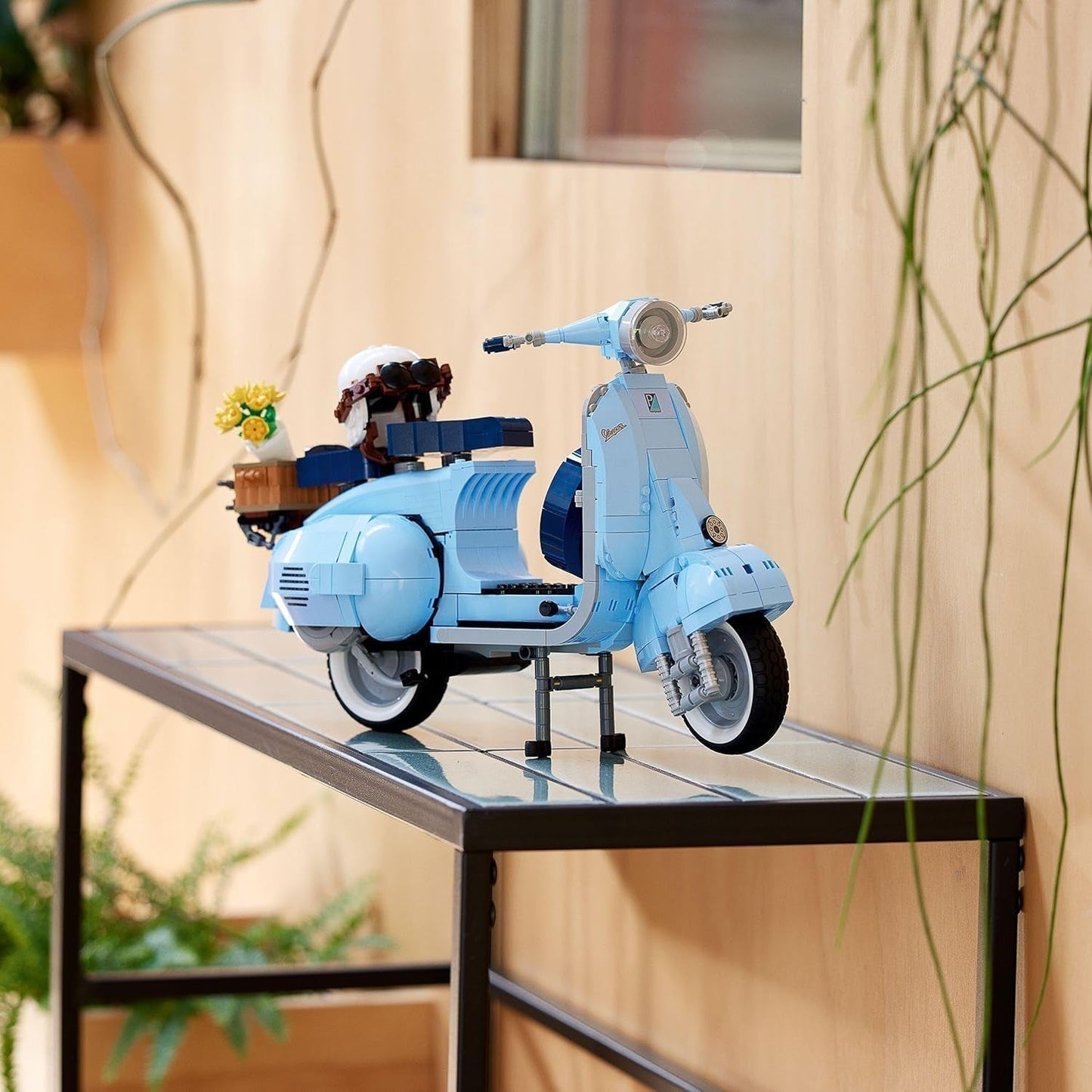 LEGO Icons Vespa 125, Modelo de motocicleta para construir, Scooter italiano vintage, Kit de modelo para adultos, Pieza de exhibición como decoración de la habitación, Regalos para mujeres y hombres 10298 Kits de construcción Besuche den LEGO-Store