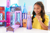 Mattel Disney Frozen - Casa de muñecas Castillo Arendelle (60 cm+) con muñeca Elsa, 4 parques infantiles y 15 piezas de muebles y accesorios Disney Frozen II, HLW61